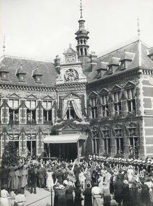 109624 Afbeelding van koningin Wilhelmina en prinses Juliana op het bordes van het Academiegebouw (Domplein 29) te ...